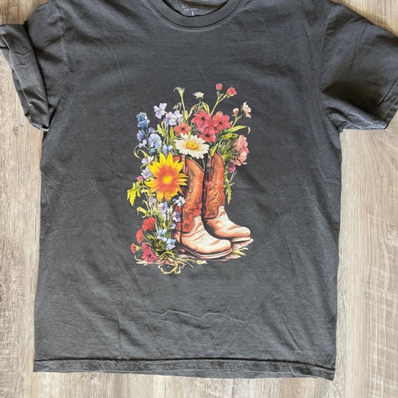 Charcoal gray tee with boots and flowers - Picture 2 of 2